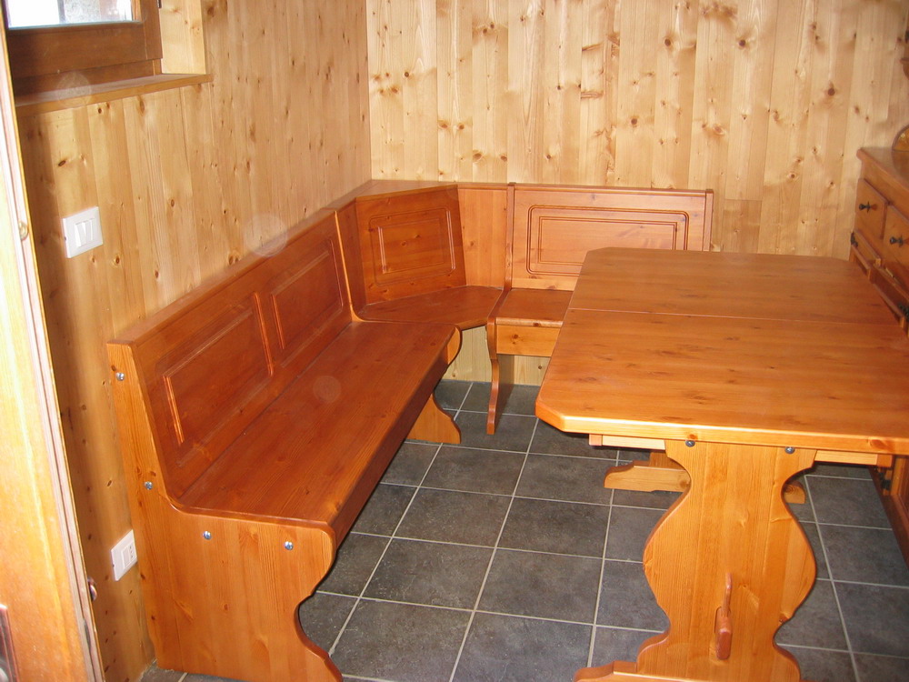 L'angolo pranzo con cassapanca e tavolo allungabile in legno di pino