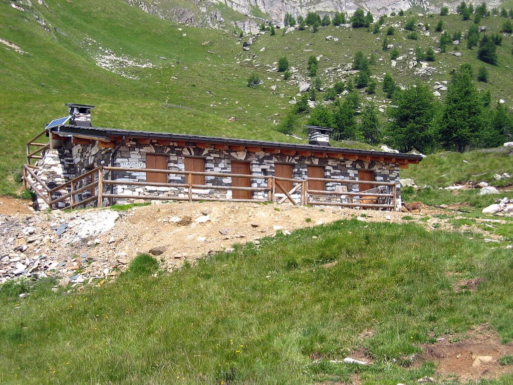 la baita di plsa ger ristrutturata di recente utilizzando il calcare bianco della zona e degli scisti scuri.