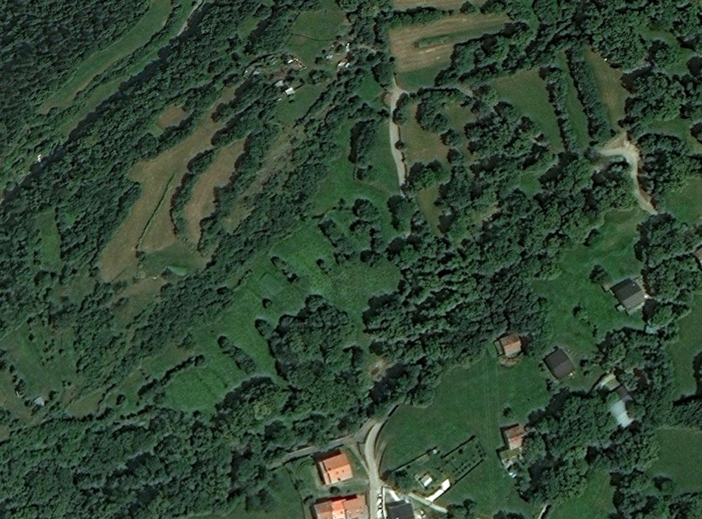 al centro la zona di ”venù, in basso le case di ”trànglo, in alto il ”dòs de scaiù.