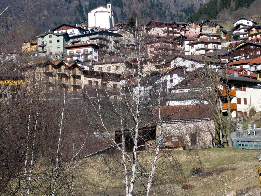 la zona in primo piano, a sinistra della strada, è detta ”vaŕcola; in alto ”san bastià